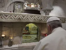 Papa Francisco venera as relíquias de São Nicolau, em Bari, em julho de 2018.