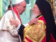 Papa Francisco com o Patriarca Bartolomeu em 2016.