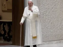 Papa Francisco andando com uma bengala