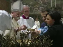 Papa Francisco batiza criança na Capela Sistina.