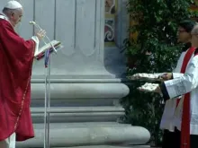 O Papa Francisco abençoa os pálios arcebispais.