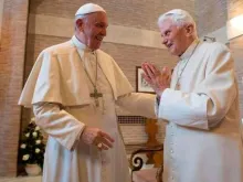 Papa Francisco e o Papa Bento XVI em uma imagem de arquivo.