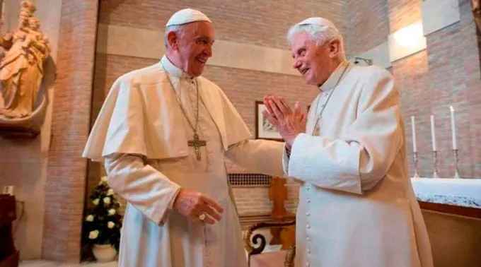PapaFrancisco_Benedicto_VaticanMedia_ACIPrensa120318.jpg ?? 