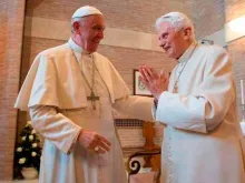 Papa Francisco e Bento XVI em um anterior encontro