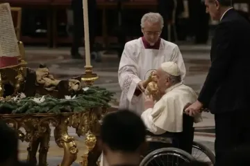 PapaFrancisco_BesaNinYoJesus_ReyesMagos_EpifaniaSenYor_06012023_Alan_Koppschall_ACIPrensa.jpg