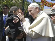 O Papa Francisco abençoa um menino ao chegar ao Centro Penitenciário Feminino em Santiago, no Chile.