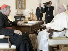 O Papa Francisco com o Cardeal George Pell.