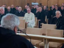Imagem referencial. Papa com a Cúria Romana nos exercícios espirituais de 2016.