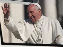 Papa Francisco cumprimenta do Papamóvel.