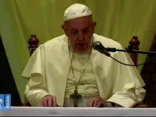 Papa Francisco pronuncia discurso a sacerdotes e religiosas.
