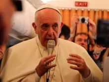 Papa Francisco no avião de regresso da viagem de Armênia para Roma.