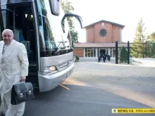 Papa Francisco chegando à Casa Divino Mestre, para os Exercícios Espirituais de 2014.