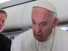 Papa Francisco no vôo de Fátima a Roma.