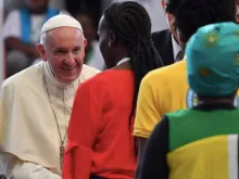 Imagem referencial. Papa Francisco com jovens em Moçambique.