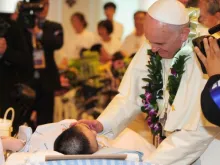 Papa Francisco abençoa um doente na Coréia do Sul.