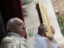 Papa Francisco mostra o Evangelho durante o Domingo de Páscoa.