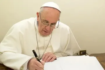 PapaFrancisco_FIRMA_VATICANMEDIA.jpg