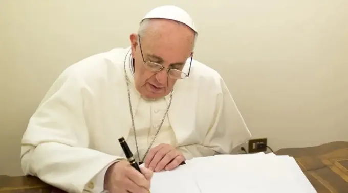 PapaFrancisco_FIRMA_VATICANMEDIA.jpg ?? 