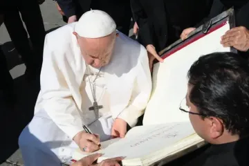 PapaFrancisco_FirmaEvangeliario_VaticanMedia24052023_1.jpg