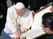 O papa Francisco abençoa e assina o Evangeliário, símbolo do próximo 53º Congresso Eucarístico Internacional em Quito (Equador).