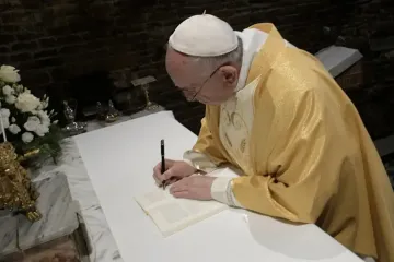 PapaFrancisco_FirmaLoreto_25032019_VaticanMedia.webp
