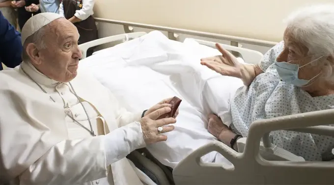PapaFrancisco_Gemelli_anciana_11072021_VaticanMedia.webp ?? 