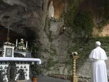 Papa Francisco diante de Nossa Senhora de Lourdes no Vaticano em 2020.