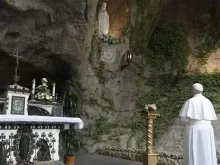 Papa Francisco reza diante da gruta de Nossa Senhora de Lourdes 