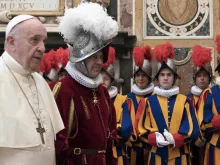 Papa Francisco com a Guarda Suíça no Vaticano.