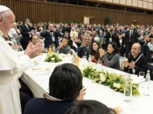 Papa Francisco almoça no Vaticano com pobres em m2017.