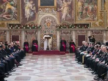 Papa Francisco dirige seu discurso aos novos embaixadores ante a Santa Sé. Crédito: L'Osservatore Romano
