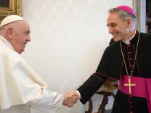 O papa recebe o arcebispo Georg Gänswein em audiência privada