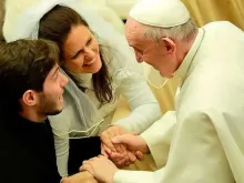Imagem referencial. Papa Francisco com os noivos recém-casados.