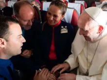 Carlos Ciuffardi, Ignacio Cueto, Paula Podest e o Papa Francisco durante boda em um voo no Chile.