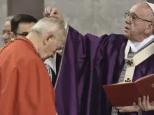 Papa Francisco impõe cinzas ao cardeal Jozef Tomko
