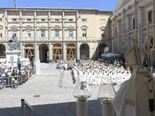 Papa Francisco celebrando missa pela Solenidade da Santíssima Trindade.