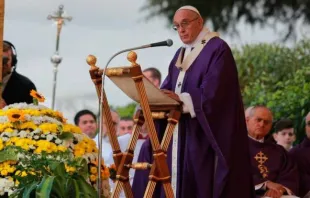 Papa Francisco durante a missa no cemitério Flaminio 