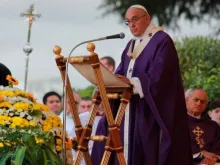 Papa Francisco durante a missa no cemitério Flaminio 