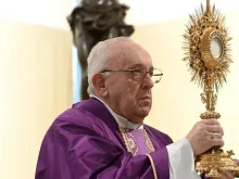 Papa Francisco na Adoração Eucarística.