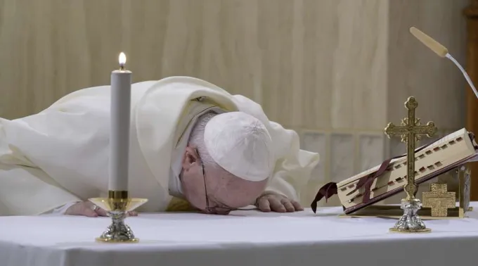 PapaFrancisco_MisaSantaMarta_BesaAltar_Abril2020_VaticanMedia.jpg ?? 
