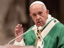 Papa Francisco pronuncia sua homilia na Basílica de São Pedro.