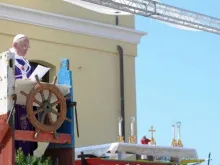 O Papa Francisco celebra a Missa em Lampedusa.