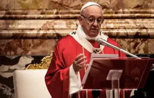 Papa Francisco faz a homilia durante a missa no Vaticano 