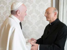 Papa Francisco e Mons. Fernando Ocáriz, na audiência do dia 03 de março de 2017.