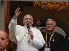 Papa Francisco na Nunciatura Apostólica no Peru, acompanhado por Dom Nicola Girasoli e o Cardeal Cipriani.