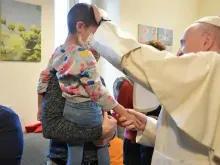 Papa Francisco abençoa criança doente em 2018 