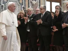 Papa Francisco com tabeliães no Vaticano.