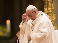 Papa Francisco celebrando Missa na Basílica de São Pedro.