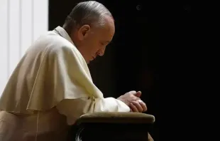 Papa Francisco reza 
