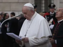 Papa Francisco reza diante da Imaculada Conceição, em Roma.